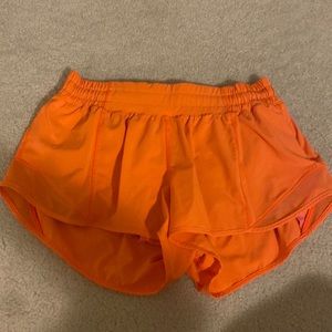 Lululemon neon orange Hotty hots size 6, 2.5 inch